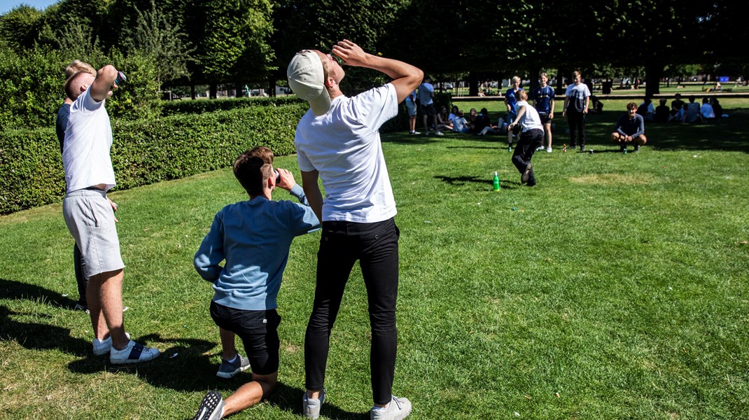 Festen rykker altid et andet sted hen. Når den rykker hjem til folk, og vodkaflasken kommer op på bordet til et spil vandfald, så bliver der drukket mere end til gymnasiefesten, hvor der primært blev langet øl over disken i baren, skriver Magnus Ul Flensborg. 