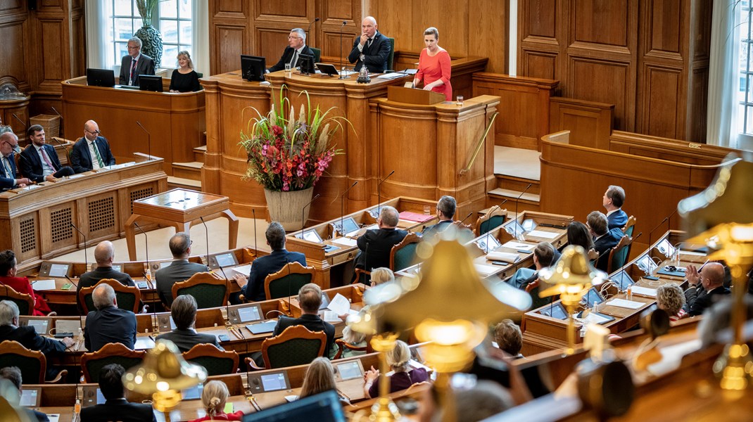 I stedet for at bruge tynde argumenter for skattelettelser, bør regeringen melde klart ud, at det er et politisk valg at prioritere skattelettelser over velfærd, skriver Asbjørn Sonne Nørgaard og Magnus Thorn Jensen.