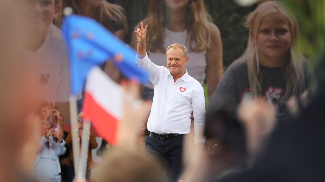 EU's tidligere rådsformand, Donald Tusk, talte foran mange tusinde mennesker i Warszawa for en uge siden. Han håber at vinde magten i Polen ved valget søndag 15. oktober. 