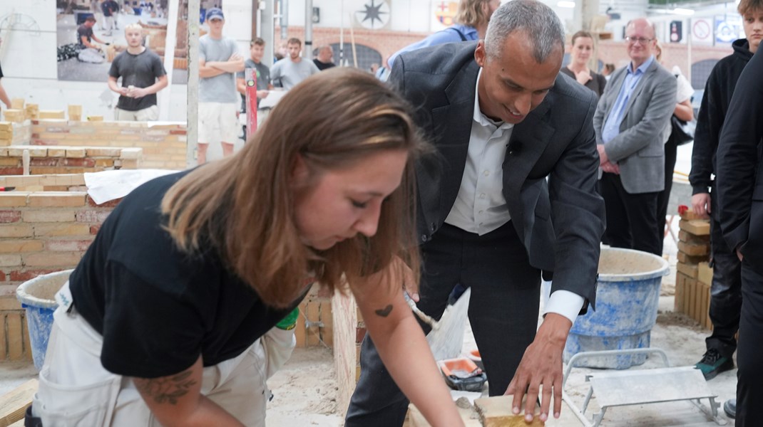 Mattias Tesfaye kigger med, mens en elev arbejder med murerfaget under et besøg på en erhvervsuddannelse i Horsens. Mandag talte ministeren under en konference hos 3F, hvor han selv var organiseret, da han var murer.