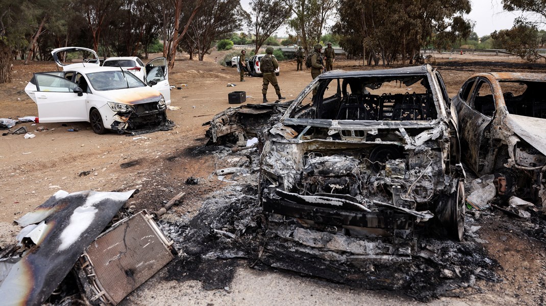 Israelske soldater gennemgår det festivalsområde, hvor 260 mennesker blev dræbt af Hamas.