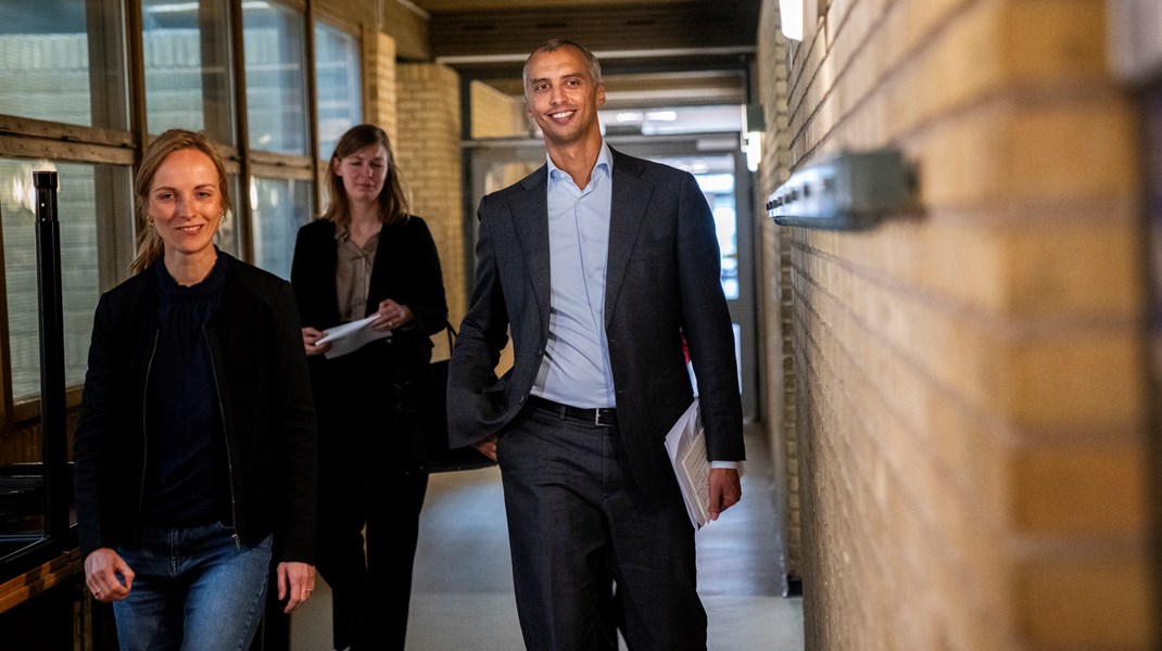 Mattias Tesfaye på Mosedeskolen i Greve, hvor han onsdag præsenterede et folkeskoleudspil. Til venstre særlig rådgiver Mie Dalskov Pihl.