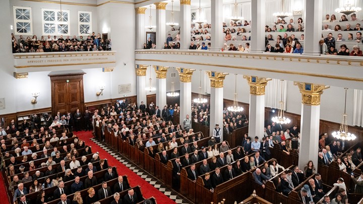 Der var stuvende fuldt i synagogen lørdag aften. Programmet bød på taler, sange og bøn.