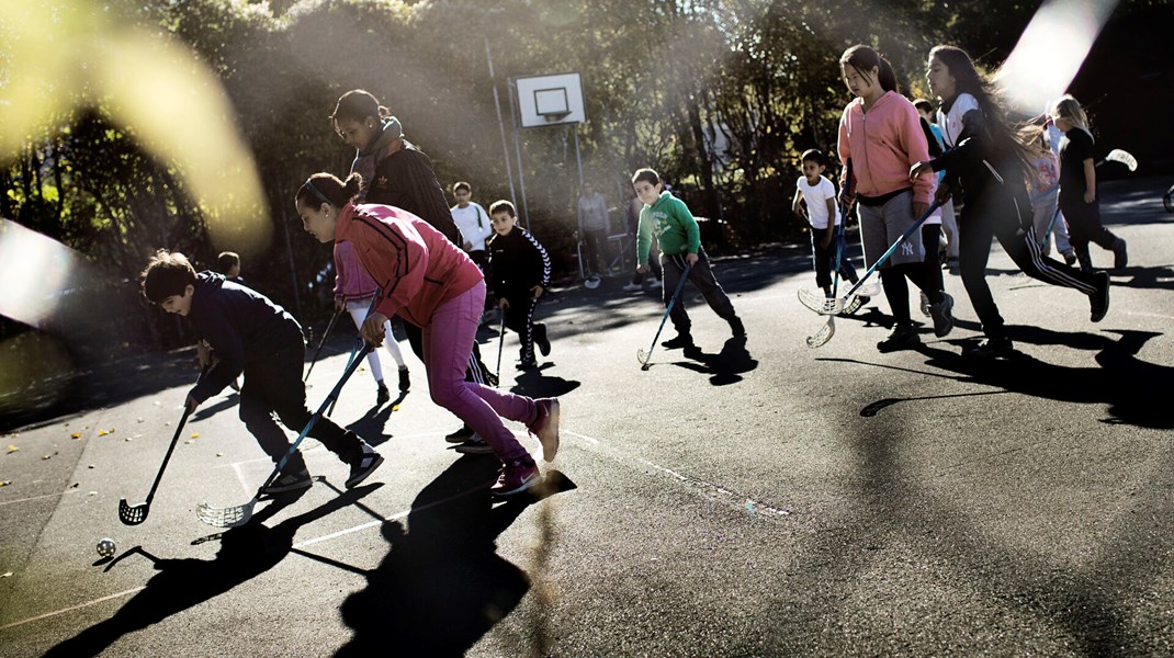 Tre ud af fire af de 11-15-årige får ikke nok motion. Hvis vi skal vende den triste udvikling, kommer vi ikke udenom skolen som en afgørende arena, skriver Claus Richter og Hans Natorp. 