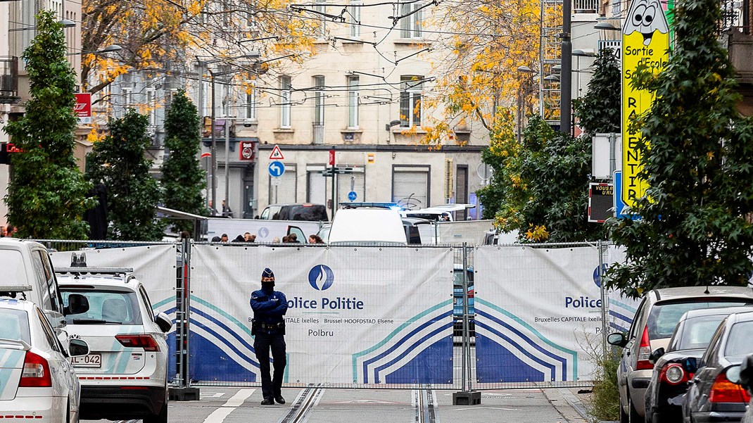 Belgisk politi var tirsdag talstærkt til stede i bydelen Schaerbeek i Bruxelles. Her boede den mand, der mandag myrdede to svenske fodboldfans. Det var også her, de fandt ham efter mange timers eftersøgning,