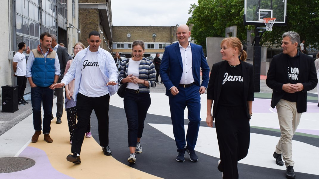 I august nedsatte regeringen Trivselskommissionen i GAME
Streetmekka København. Marie Traasdahl Staal tog i den forbindelse imod
kulturminister, Jacob Engel Schmidt, børne- og undervisningsminister, Mattias
Tesfaye, og digitaliserings- og ligestillingsminister, Marie Bjerre, samt
medlemmer af kommissionen, frivillig træner i GAME, Khalil Abdeddaim, tidligere
forperson for Danske Skoleelever, Marie Holt Hermansen, og formand for
kommissionen, Ramus Meyer.