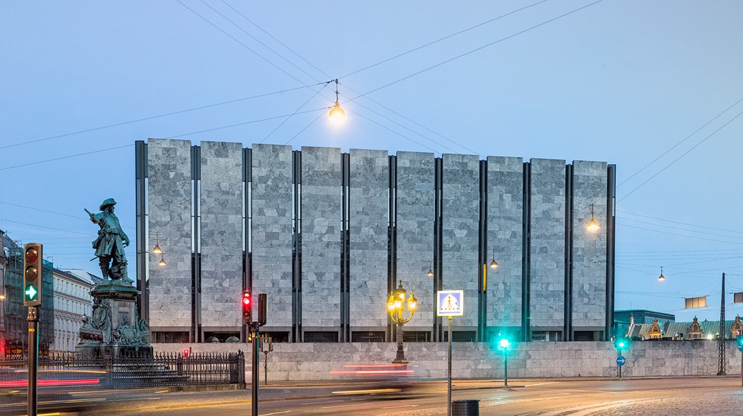 Nationalbankens hovedkvarter i København stod færdig i 1975 og er tegnet af Arne Jacobsen. Bygningen blev fredet i 2009. 