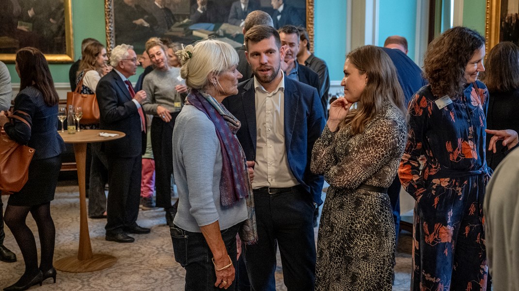 Birgitte Haarder (tv.), Morten Dahlin (i midten) og Marie Bjerre (th.) taler sammen.