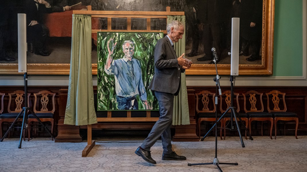 Bertel Haarder holder tale foran sit nye portræt onsdag eftermiddag i Samtaleværelset på Christiansborg. 