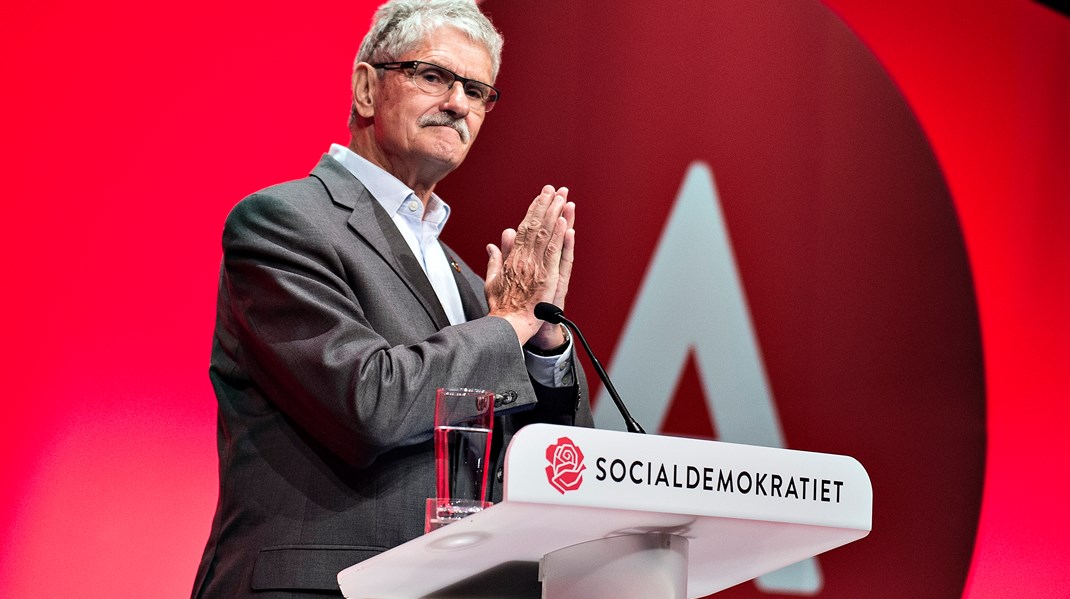 På grund af forfatterens stærke fortælletalent kommer vi ind i stemninger og atmosfærer i de vidtløftige samtaler blandt socialister med flere fra Skandinavien og Tyskland, skriver Mogens Lykketoft.