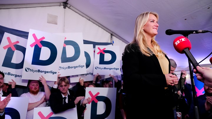 Pernille Vermund taler på valgaftenen i november 2022, som senere bliver husket for et sammenstød mellem Mette Thiesens kæreste og en ansat i partiet. 