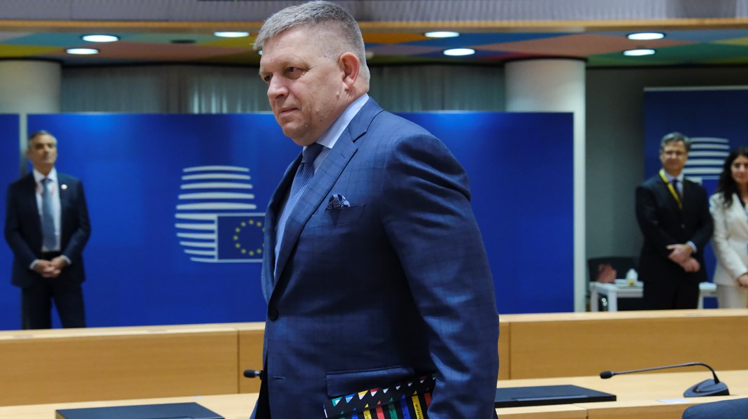 Dagen efter sin udpegelse drog den nye  slovakiske premierminister, Robert Fico, til topmøde i Bruxelles.