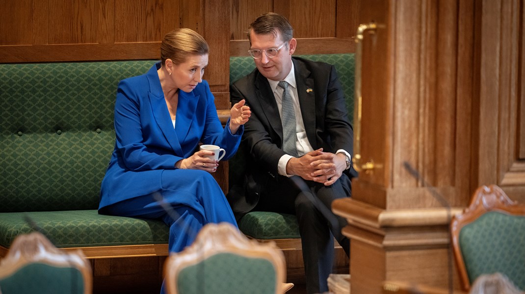 Forsvarsminister Troels Lund Poulsen (V) skal torsdag i samråd og svare på spørgsmål om statsministerens rolle i den såkaldte våbensag. 