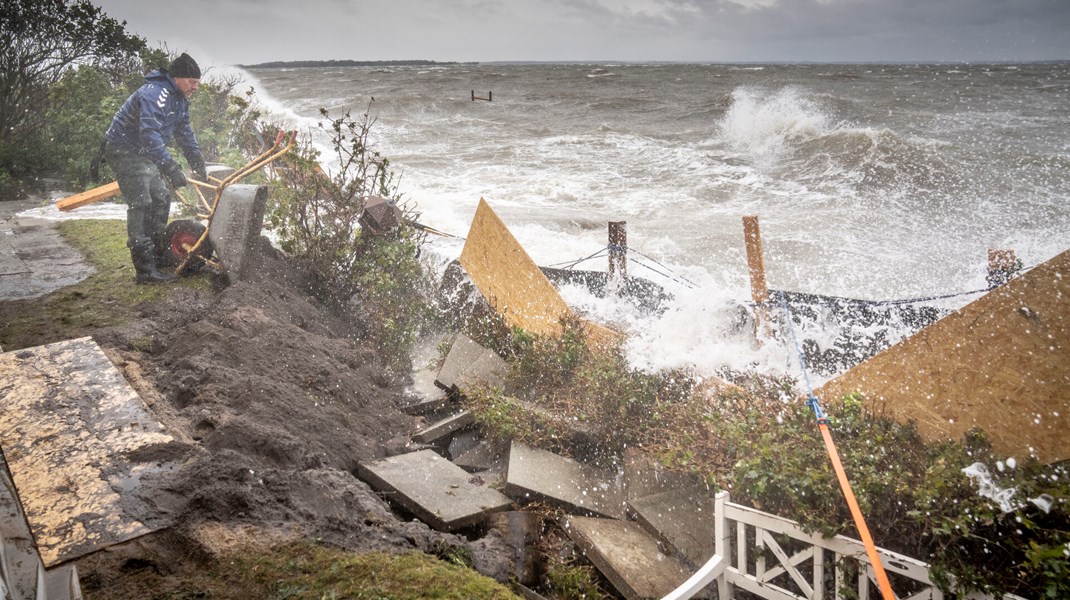 Det vil ikke kunne betale sig at opbygge et beredskab, der kan klare de helt store – og sjældne – stormfloder. Hvilket rejser spørgsmålet om der er brug for rammer, der præciserer borgernes ansvar for lokalt at hjælpe sig selv og hinanden, når katastrofen rammer, påpeger fem forskere. 