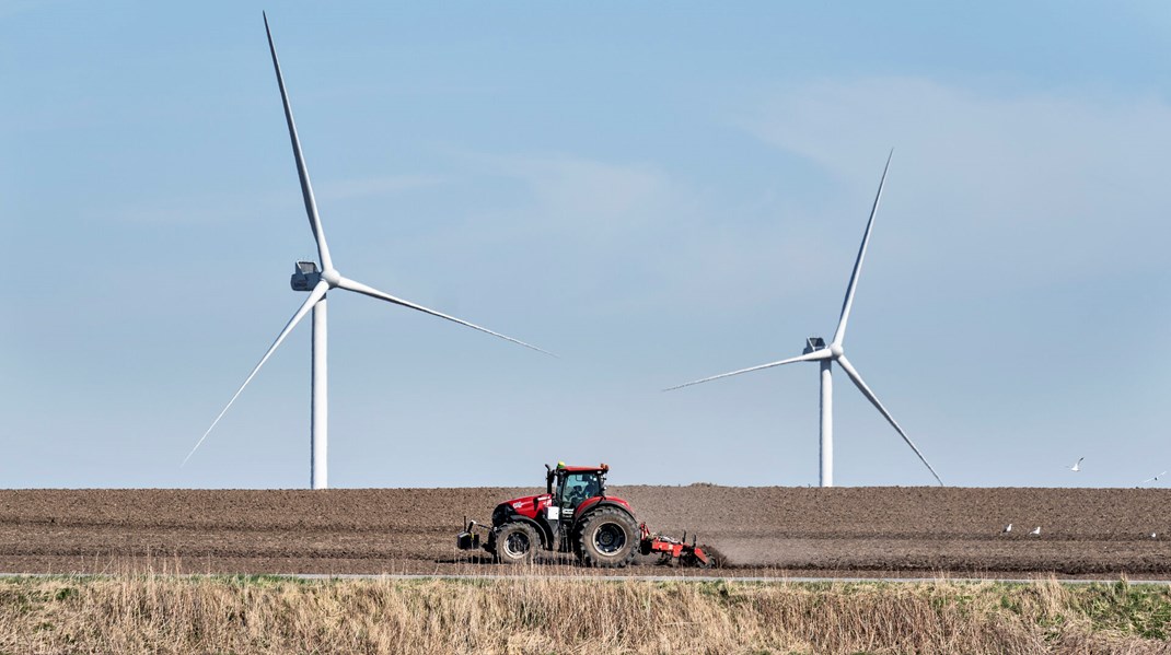 Det næste store skridt skulle efter planen være den CO2-afgift for landbruget, som et ekspertudvalg under ledelse af tidligere økonomisk overvismand Michael Svarer er blevet bedt om at se på. Politikerne har dog ad flere omgange udskudt Svarer-udvalgets rapport, skriver Søren Hove Ravn.