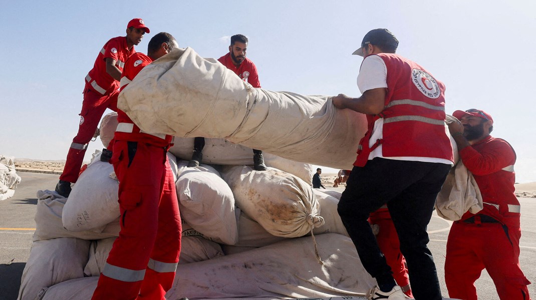 Det gør det heller ikke nemmere, at der rejses spørgsmål om, hvorvidt nødhjælpen kan komme frem til området. Den kan komme til nærområdet, javel. Men kan den komme ind i Gaza? Og hvis ja, hvem får så adgang til nødhjælpen? De civile ofre eller Hamas, spørger Steen M. Andersen.