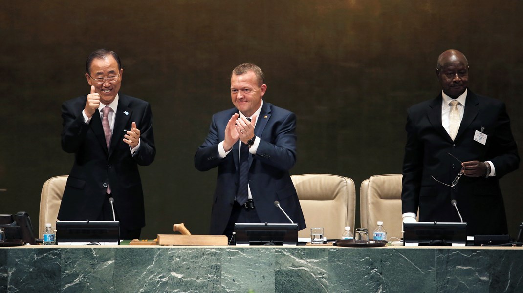 Da Danmark havde formandskabet ved FN's generalforsamling i 2015, tilfaldt det Lars Løkke Rasmussen som dansk statsminister at svinge hammeren, da de 17 verdensmål blev vedtaget. På billedet er han flankeret af daværende generalsekretær Ban Ki-moon og Ugandas præsident, Yoweri Museveni. 