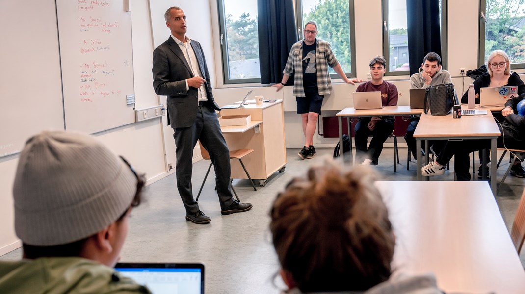 Færre unge skal i gymnasiet, mener Mattias Tesfaye, der her står bag katederet på Hvidovre Gymnasium.