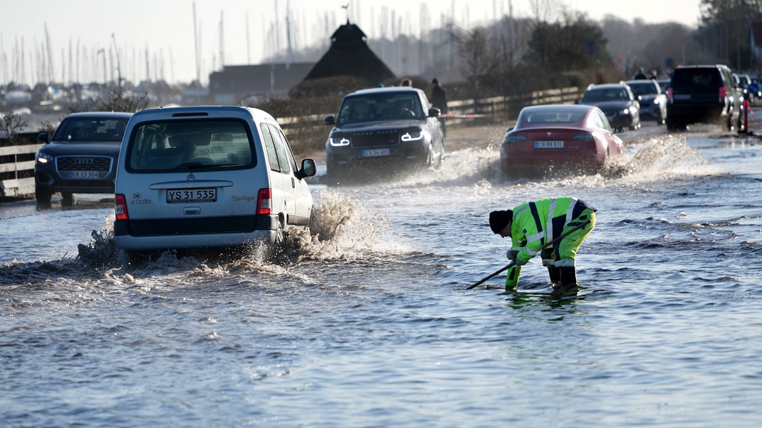 Det er
fem år siden, vi vedtog, at København skulle stormflodsikres. Lige siden har vi
været i arbejdstøjet, og er gået i gang med at sørge for, at vores by ikke
bliver oversvømmet. Hvad har Enhedslisten gjort? Intet, skriver Laura Rosenvinge. 