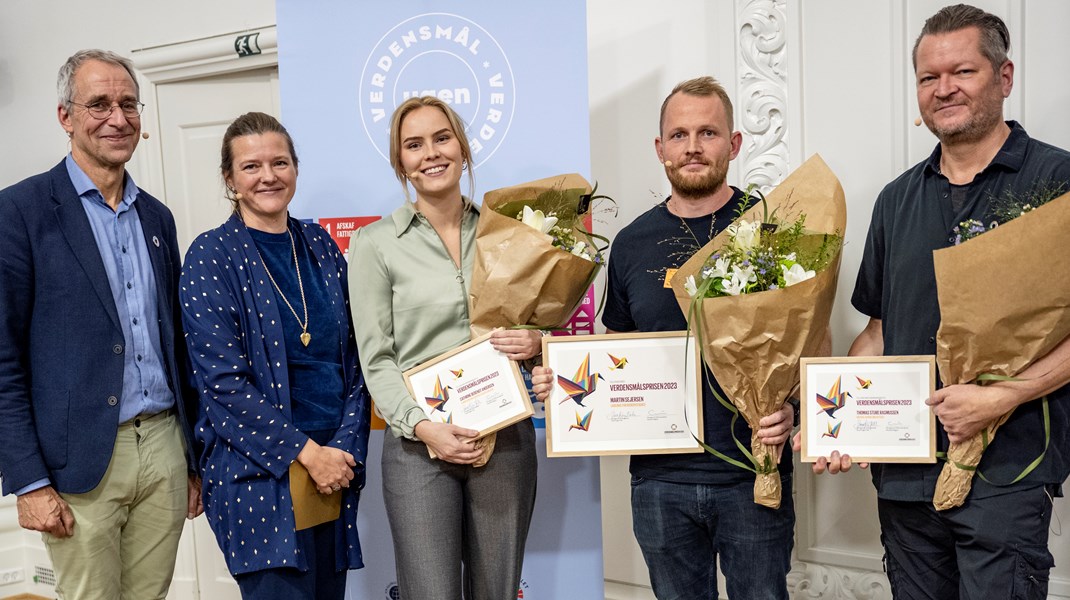 Tømrer Martin Sejersen (nr. to fra højre) vandt årets pris under Verdensmålsugen. Til venstre chefredaktør Thomas Ravn-Pedersen fra Verdens Bedste Nyheder, og han kom trods udbredt pessimisme efter udbrud af krige faktisk med positive nyheder: Der spores stigende borgeropbakning til FNs 17 verdensmål.