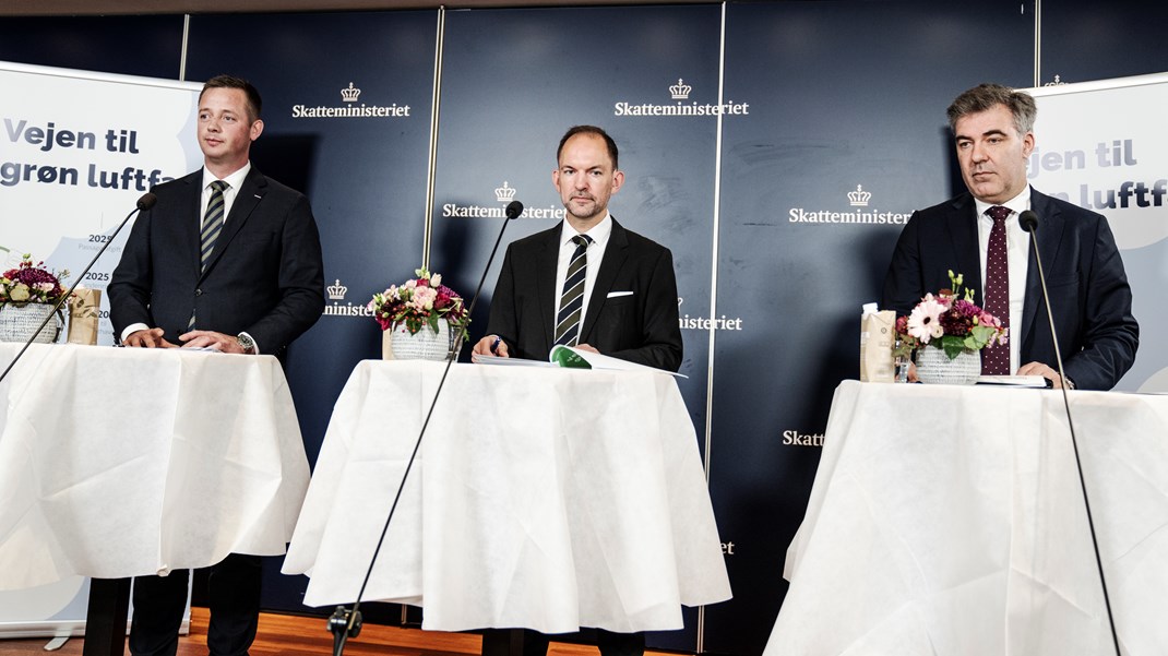 Transportminister Thomas Danielsen (V), skatteminister Jeppe Bruus (S) samt klima-, energi- og forsyningsminister Lars Aagaard (M) præsenterede udspillet til grøn luftfart sammen i Skatteministeriet.