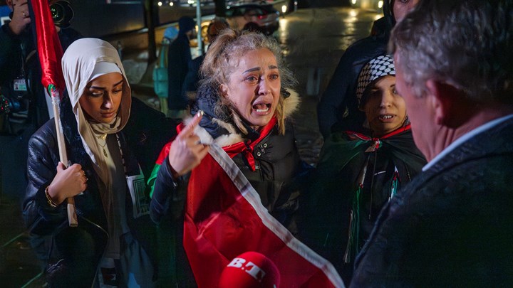 De propalæstinensiske demonstranter var enormt følelsesladede, da Løkke gik hen til dem.