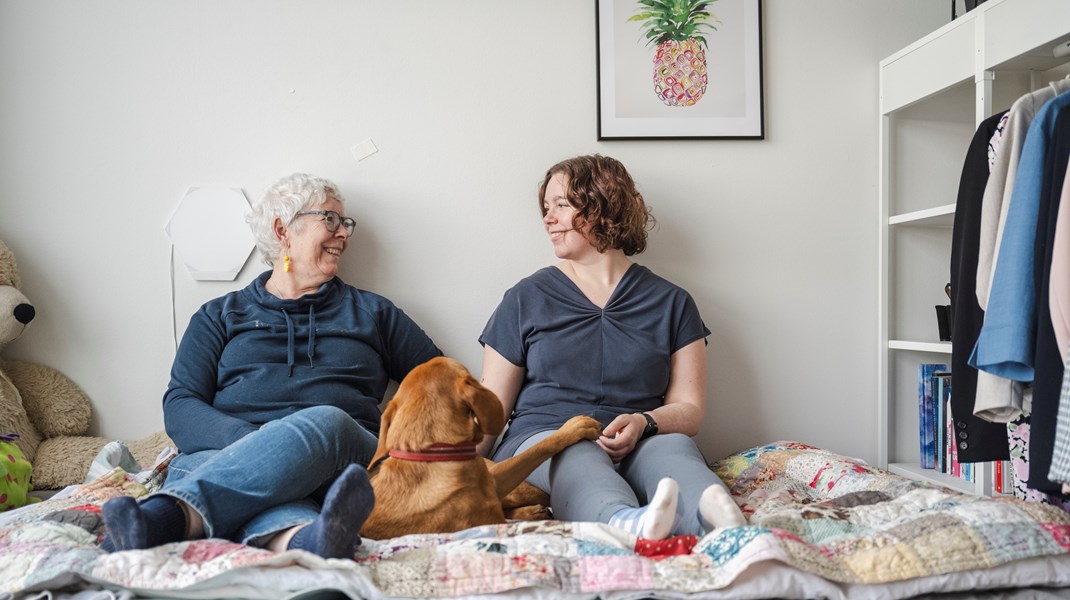 Anna Lund, hendes mor Hanne Lund, og servicehunden Trille. 