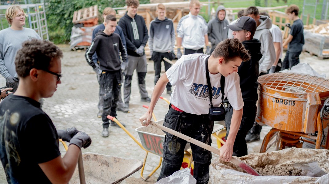 Men når man står på toppen af en positiv udvikling, er det en god idé at huske, hvordan man kom derop. Ellers kan det hurtigt gå ned af bakke for de nyuddannedes jobmuligheder igen, skriver Lars Bo Henriksen.