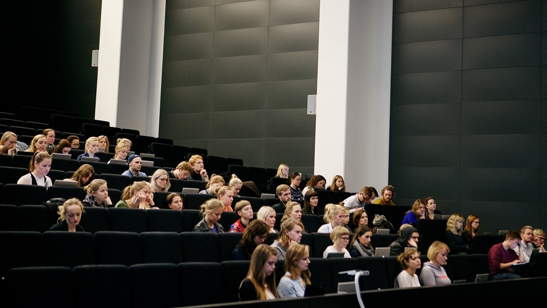 Det er ikke mangel på
ansøgere, der forhindrer erhvervslivet i at få de kandidater, det efterspørger. I
stedet er det regeringens dimensioneringspolitik, skriver Københavns Uddannelsesråd.