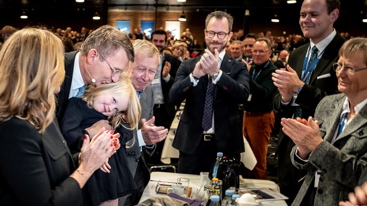 Troels Lund Poulsen kæreste, Anne, og deres datter, Andrea, sad på forreste række i Herning Kongrescenter, da Troels Lund Poulsen blev valgt som ny formand.