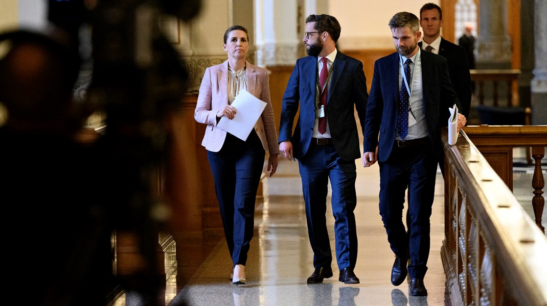 Mette Frederiksen har i øjeblikket tre rådgivere. Her ses hun blandt andet med Statsministeriets stabschef, Martin Justesen (mf.).