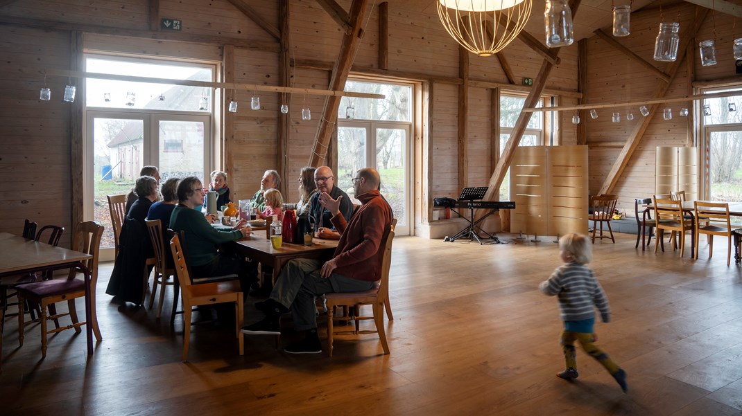 Vi skal i højere grad udnytte den eksisterende bygningsmasse som eksempelvis tomme fabriksbygninger til at bygge nye senior- og plejeboliger, skriver Abelone Glahn.