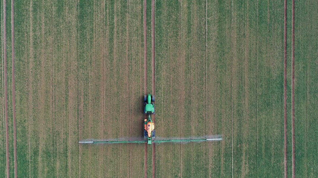 Forbruget af pesticider skal nedbringes med 50 procent inden 2030, hvis det står til EU-Kommissionen. Men den er ikke let at sluge blandt EU's ministre eller folkevalgte.