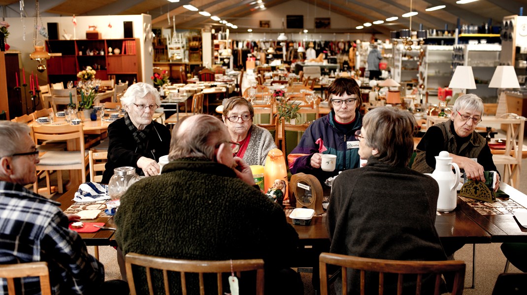 De frivillige i genbrugsbutikken i Helved i Sønderjylland holder frokostpause. Den brogede gruppe af frivillige består primært af førtidspensionister, efterlønnere og pensionister, som vil gøre en forskel for lokalsamfundet.