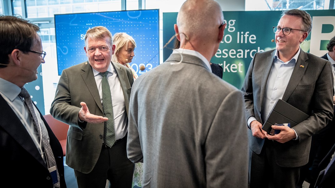 Udenrigsminister Lars Løkke Rasmussen og erhvevsminister Morten Bødskov (S) under regeringens kick off-event på den nye life science-strategi i april. Arkivfoto. 