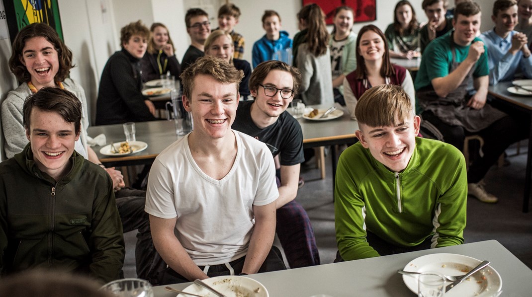 Hvert år vælger mellem 23.000 og 25.000 unge at tage på efterskole for at gå i 10.klasse. Billedet forestiller elever fra Brejning Efterskole i spisesalen.