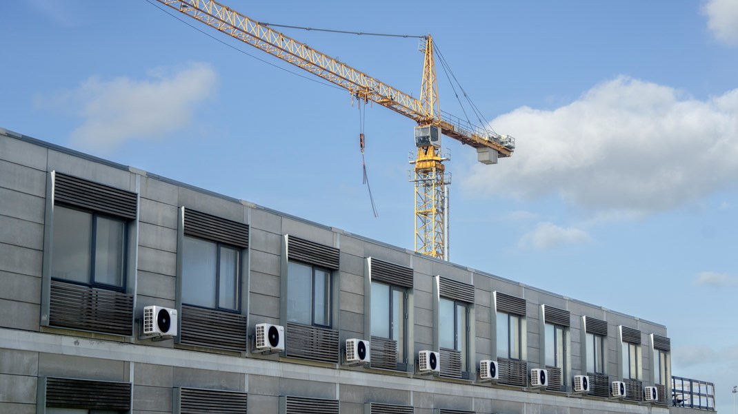 Der er brug for et højere ambitionsniveau i den samlede regulering af anlæg og byggeri, hvor der stilles mere ambitiøse klimakrav til nybyggeri og genbrug af byggematerialer, skriver Henrik Friis og Jens Bomann Christensen.