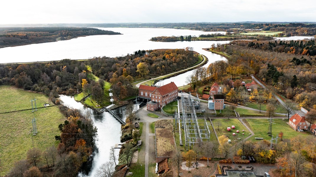 Tangeværket er et gammelt vandkraftværk, der ligger i Gudenåen. I baggrunden ses den kunstige Tange Sø, som er etableret for at kunne producere strøm.