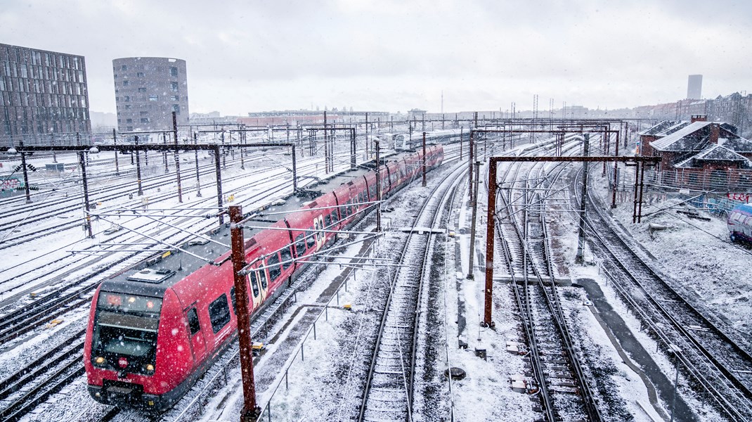 Vi skal have flere mennesker til at hoppe i toget frem for bilen, men for at få flere til at tage det grønne valg skal offentlig transport være en reel og attraktiv mulighed, skriver Sigrid Skou Hansen og forpersonerne fra en række ungdomspartier.