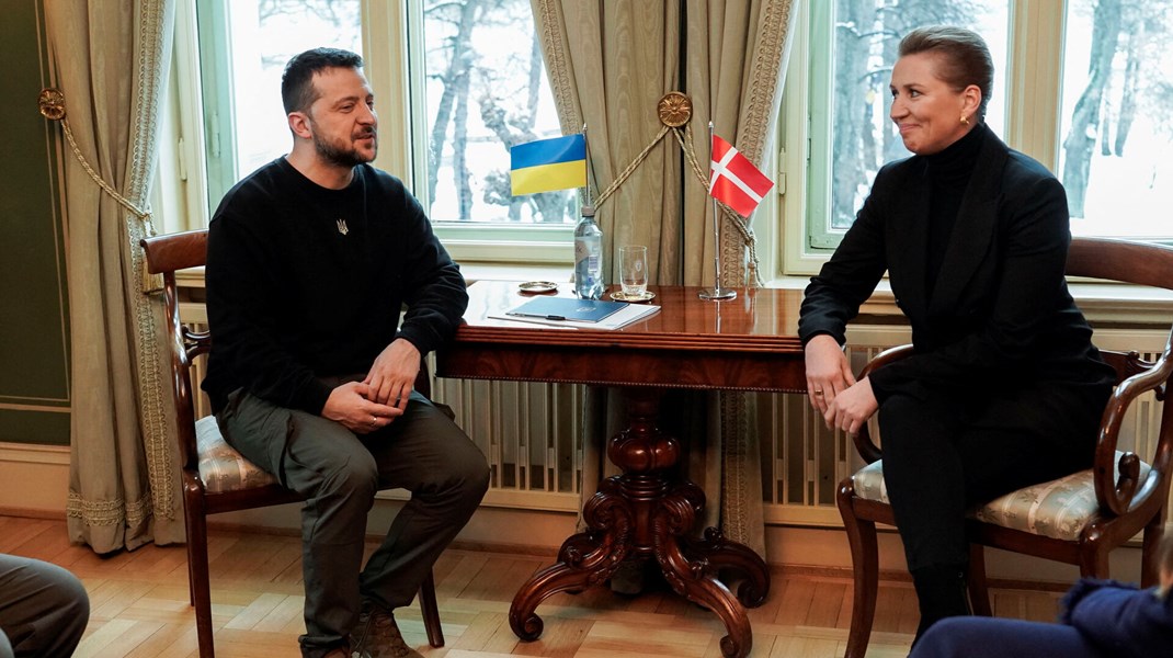 Ukraines præsident Volodymyr Zelenskyj og statsminister Mette Frederiksen poserer for pressen ved topmødet i Oslo onsdag.