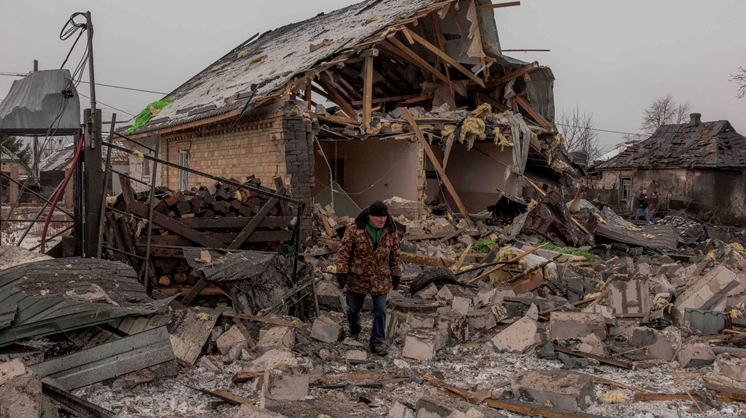 Vi skal indse, at krigen i Ukraine formentlig varer længere, end vi troede. Og vi skal forstå, at ukrainerne kæmper en eksistentiel krig mod en overmagt, skriver Mads Strange og Magnus Barsøe.