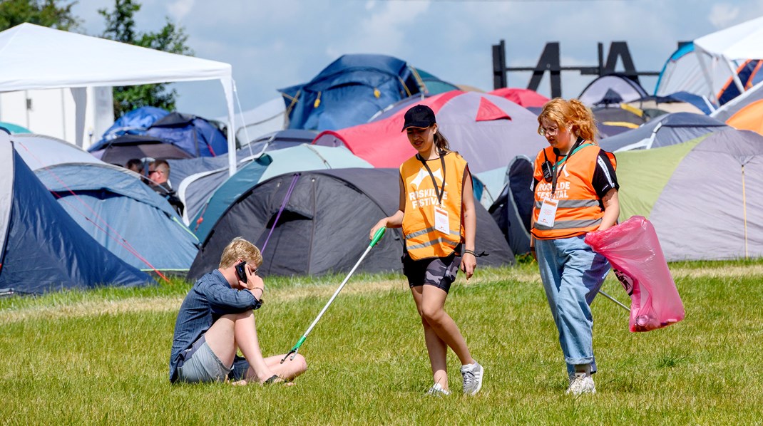 To frivillige på campingpladsen ved Roskilde Festival.