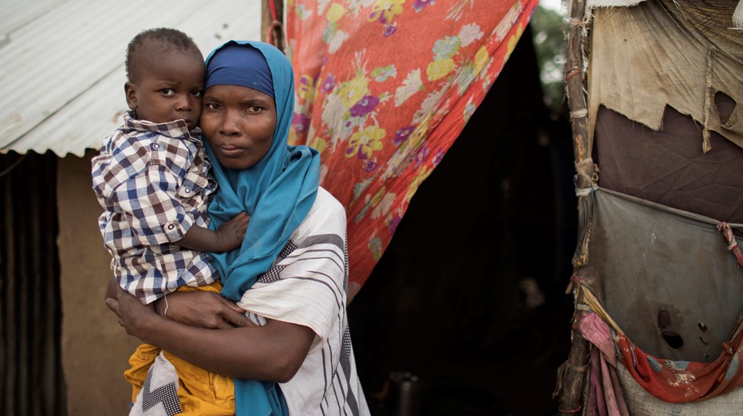 En kvinde og hendes søn foran deres hjem i Kakuma-flygtningelejren i Kenya. I en ny partnerskabsalliance er Danmark gået sammen med Lego Fonden, Grundfos Fonden og Novo Nordisk Fonden om at hjælpe netop Kenya med flygtningesituationen i landet.