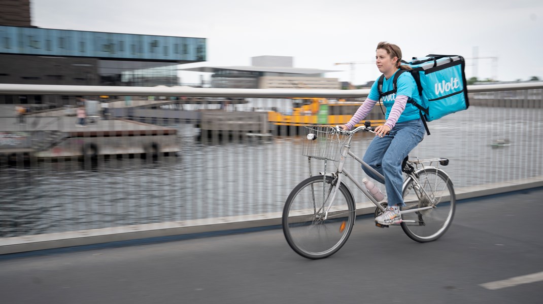 I to år har EU forhandlet om et nyt direktiv om såkaldt platformsarbejde, der nu kun mangler at blive godkendt af Rådet. Fagbevægelsen forventer, at flere eksempelvis Wolt-bude vil blive klassificeret som lønmodtagere, men det er endnu for tidligt at spå om, vurderer forsker.