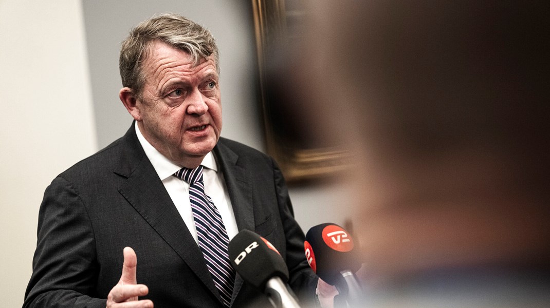 Udenrigsminister Lars Løkke Rasmussen (M) satte sig selv i spidsen for et regeringsudvalg, der skulle redde nogle af havvindmølleprojekterne, der var ansøgt efter den omdiskuterede åben dør-ordning. Tirsdag kastede han og regeringen dog håndklædet i ringen. Onsdag er der samråd om sagen i Folketinget.