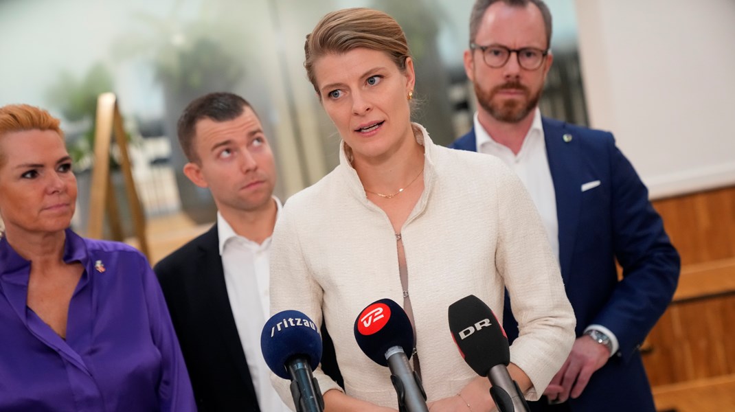 Beskæftigelsesminister Ane Halsboe-Jørgensen (S) har i 2024 flere opgaver på sit bord, som kan skabe røre i fagbevægelsen. Blandt andet skal hun lovgive om 20.000 nyttejob til kontanthjælpsmodtagere. Her ses hun, da den politiske aftale om nyttejobbene blev indgået i efteråret. 