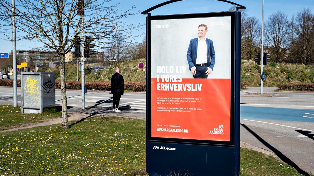 Borgmesteren i Aalborg optrådte i 2020 i kommunalt betalte outdoor-reklamer overalt i bybilledet i Aalborg, skriver. Eksponeringen af ledende politikere i kommunerne antager nogle gange nærmest karakter af egentlig propaganda og kampagne, skriver Roger Buch. 