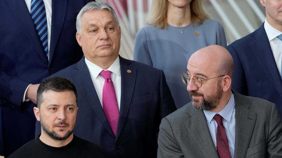 Hvis Charles Michel (t.h.) stopper som formand for Det Europæiske Råd i utide til sommer, uden at der er fundet en afløser, kan hans mandat gå til Ungarns Viktor Orban (øverst), som har det meget stramt med Ukraines Volodymyr Zelenskyj (t.v.).