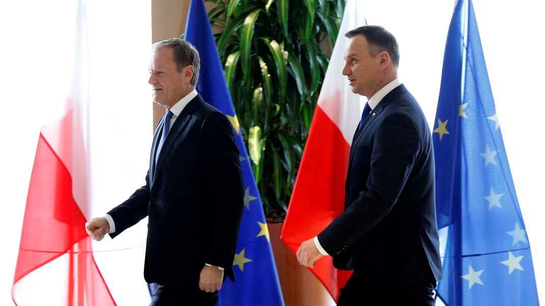 Polens politiske landskab er præget af magtkampe mellem landets nye premierminister, Donald Tusk (tv.), og præsident Andrzej Duda (th.).