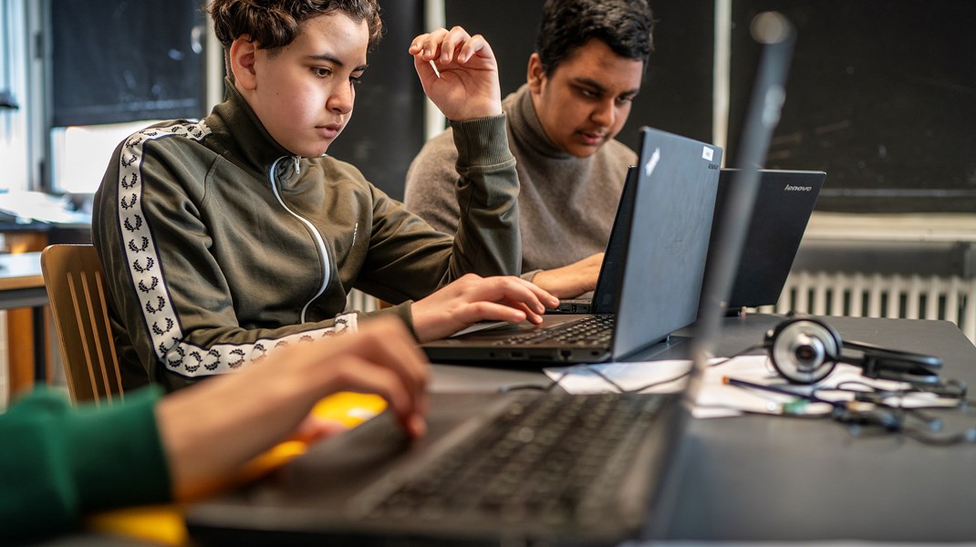 Et forbud fra Datatilsynet og en politianmeldelse har ikke fået nogle kommuner til at stoppe indkøbet af Chromebook. Det er en udfordring både økonomisk og sikkerhedsmæssigt, skriver Claus Westergaard Kraft.